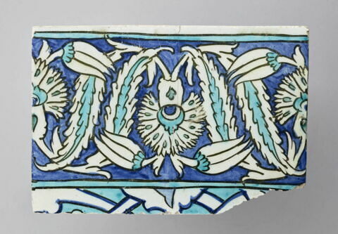 Carreau de bordure aux oeillets, tulipes et feuilles dentelées sur fond bleu, image 1/2