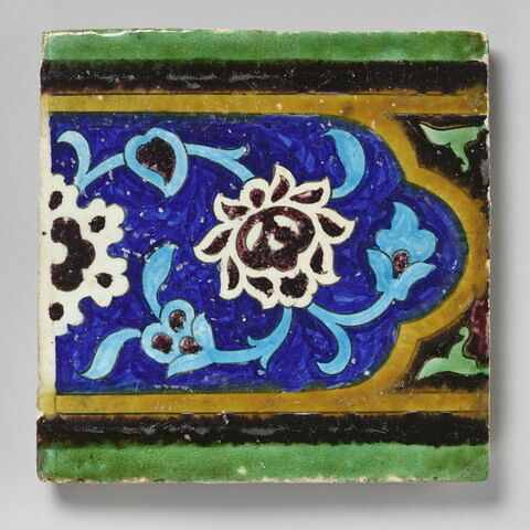 Carreau de bordure au lotus et à la rosette sur fond bleu