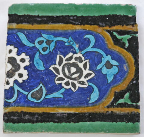 Carreau de bordure au lotus et à la rosette sur fond bleu