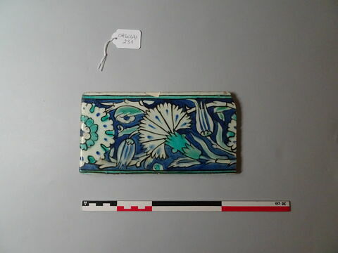 Carreau de bordure aux oeillets, tulipe et grosse rosette, image 1/1