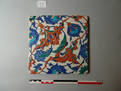 Carreau aux rinceaux porteurs de fleurs épanouies saz, de fleurons trilobés et de feuilles hanceri, image 1/1