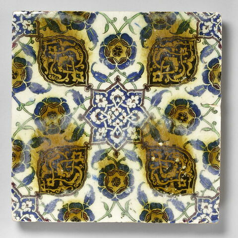 Carreau à composition rayonnante de mandorles à décor de rumis issues d'une étoile, image 1/1
