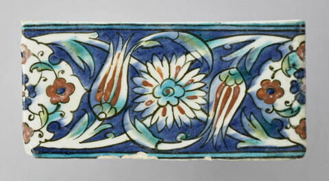 Frise de bordure à rinceaux de mandorles polylobées fleuries, rosette et tulipes