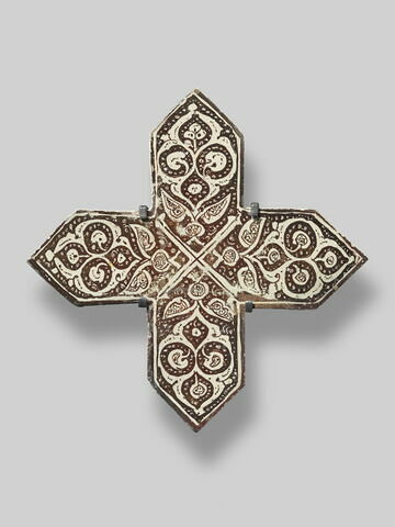Croix à décor végétal stylisé