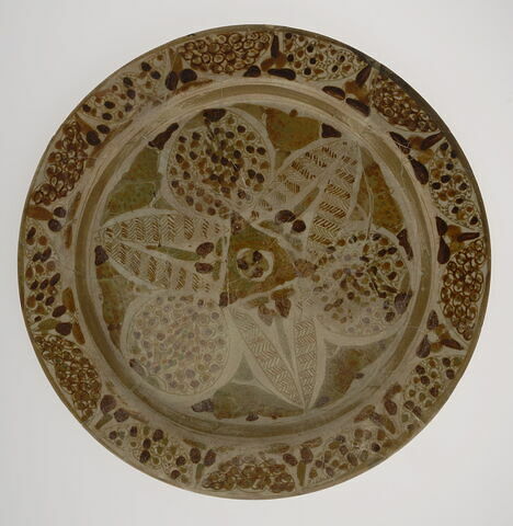 Plat à décor de rosace, image 2/3