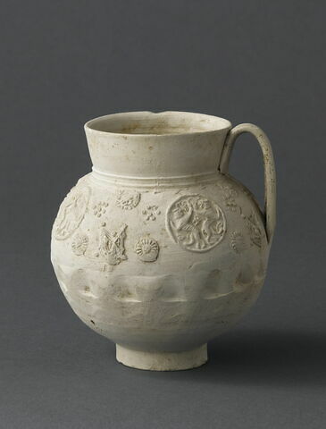 Pichet à décor de médaillons, image 1/4