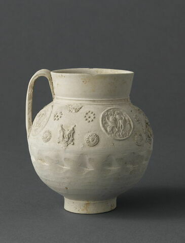 Pichet à décor de médaillons, image 2/4