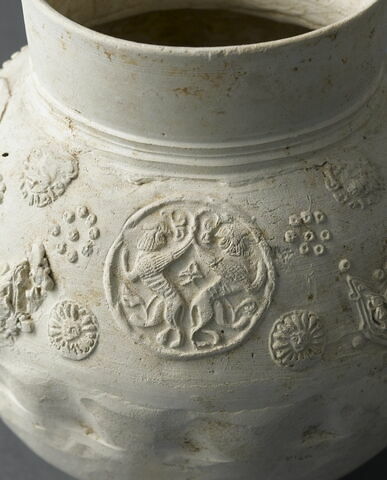 Pichet à décor de médaillons, image 3/4