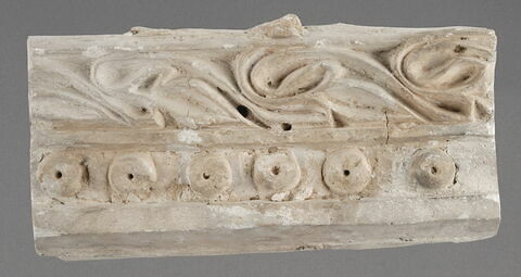 Frise fragmentaire aux perles et aux fleurons, image 1/1
