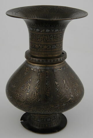 Vase balustre aux titres d'un émir du sultan al-Malik al-Ashraf Sha'ban II, image 2/5