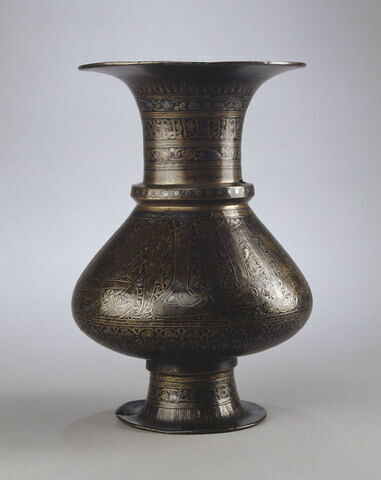 Vase balustre aux titres d'un émir du sultan al-Malik al-Ashraf Sha'ban II, image 3/5