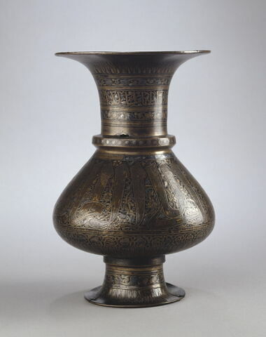 Vase balustre aux titres d'un émir du sultan al-Malik al-Ashraf Sha'ban II