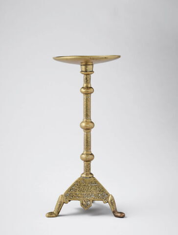 Porte-lampe tripode au nom de l'émir Salah al-Din bn Samari, émir du sultan al-Malik al-Nasir Muhammad, image 2/12