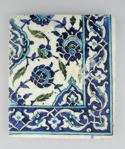 Carreau participant à un panneau à décor de fleurs hatayi épanouies et de mandorles meublées de rumi. Bordure, image 1/1