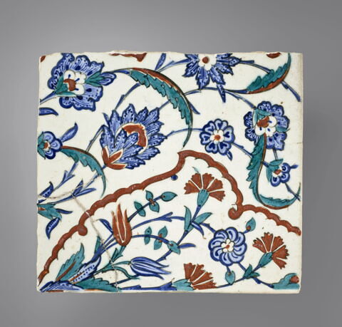 Carreau à médaillon trilobés meublés de bouquet 