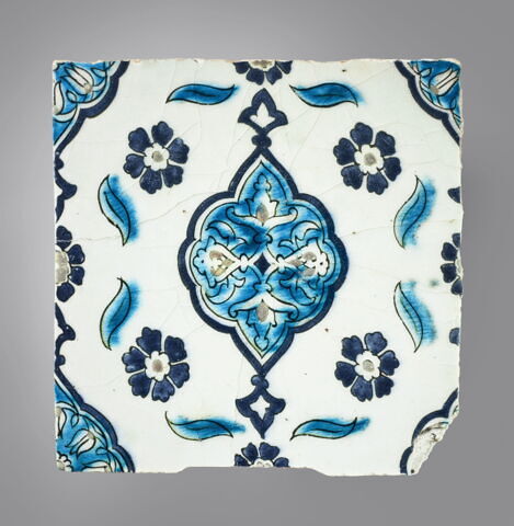 Carreau au médaillon polylobé encadré de rosettes, image 1/2