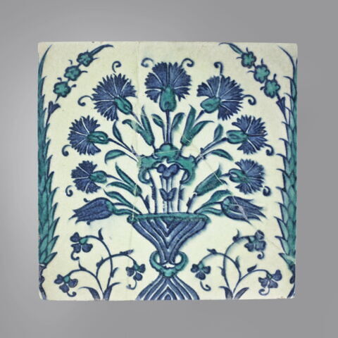 Carreau au vase d'oeillets rayé et encadré de cyprès, image 1/2