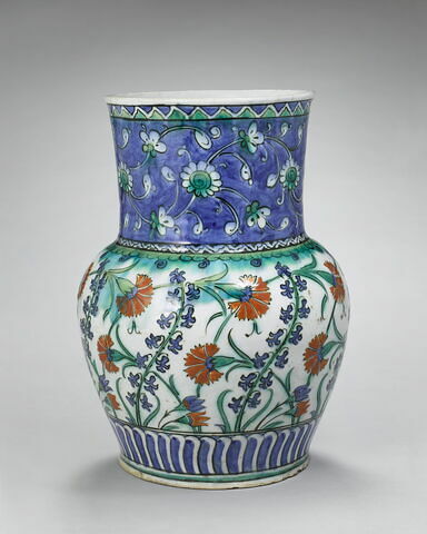 Vase à décor d'oeillets et de jacinthes