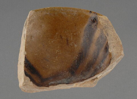 Fragment de coupelle aux couleurs brunes, image 1/1