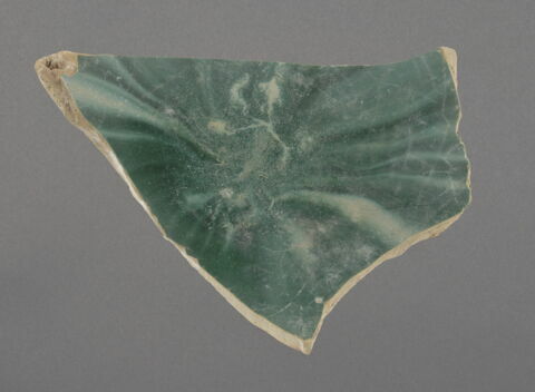 Base fragmentaire de coupe à glaçure verte marbrée, image 1/1