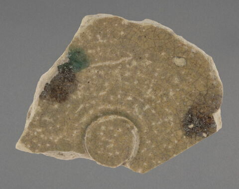 Base fragmentaire de plat ou de coupe 