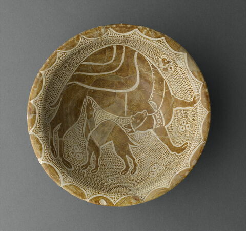 Coupe à la chamelle allaitant son petit, image 3/5