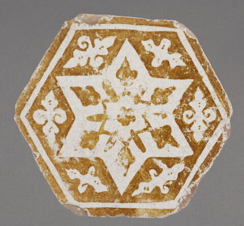 Carreau hexagonal à décor d'étoile à six branches et tchi, image 2/2