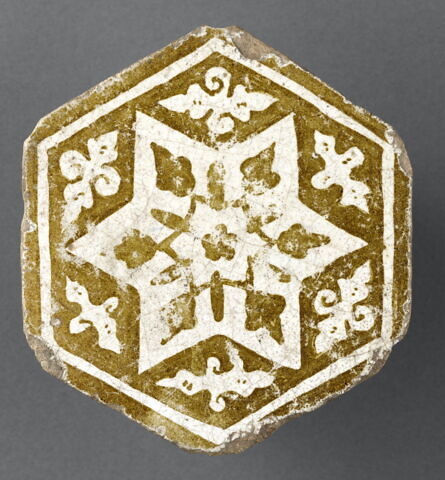 Carreau hexagonal à décor d'étoile à six branches et tchi, image 1/2