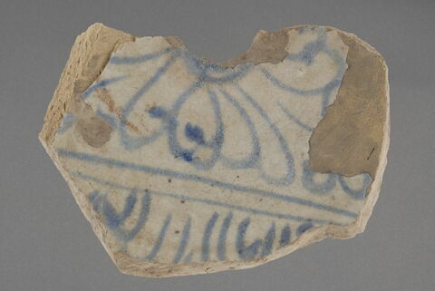 Base fragmentaire sur large base aplatie 