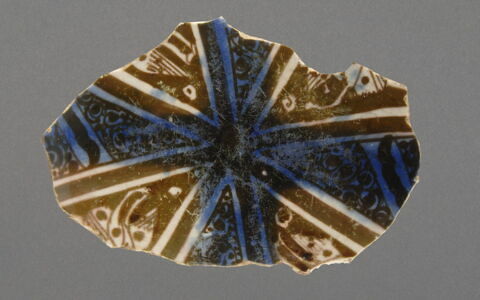 Tesson à décor d'amandes et de croissants, image 2/2