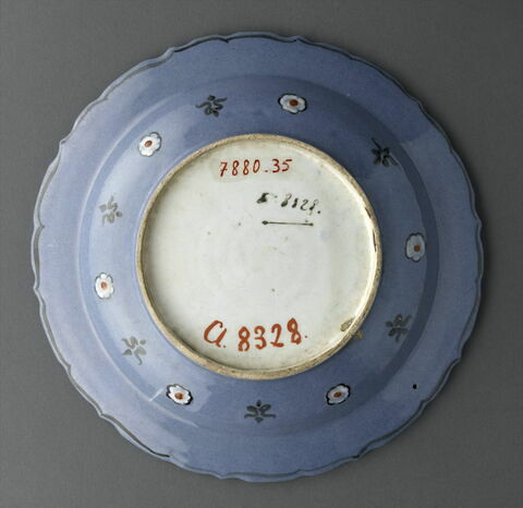 Plat aux quatre mandorles sur fond coloré, image 6/6