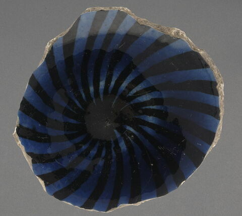 Fragment de fond de coupe à décor tournoyant, image 1/1