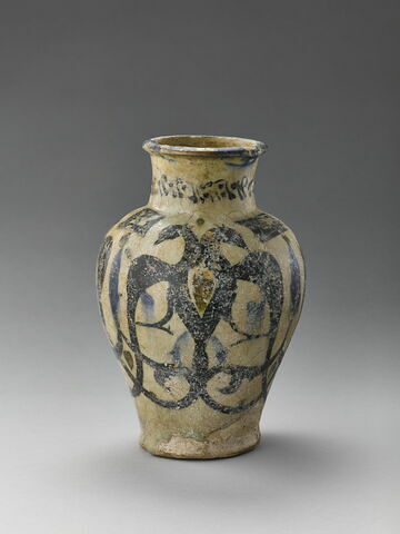 Vase à l'aigle bicéphale (décor héraldique)
