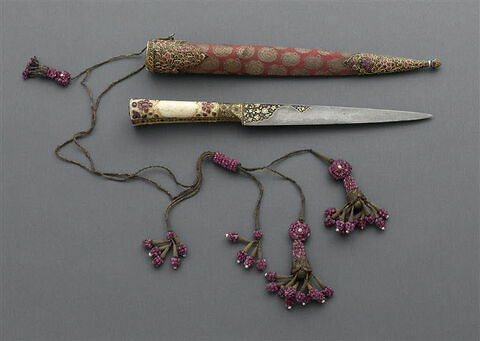 Lanières décoratives accompagnant le poignard et son fourreau