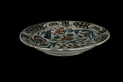 Plat au bouquet tournoyant et pourtour 