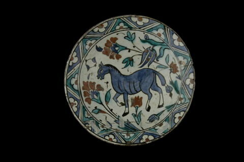 Plat au cheval dans un pré, image 3/5