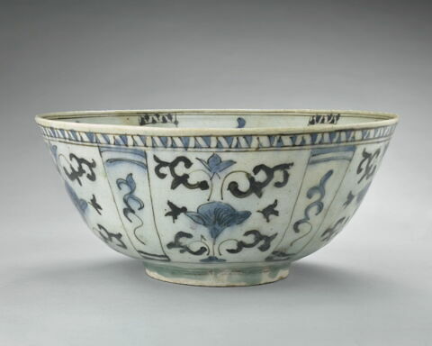 Coupe à décor sinisant végétal, image 2/7