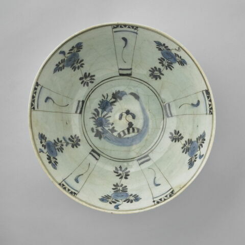 Coupe à décor sinisant végétal, image 1/7