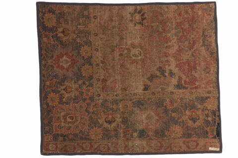 Angle d'une bordure de tapis à décor d'arabesques et de fleurs de lotus, image 2/2