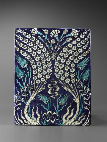 Carreau aux branches de prunus dessinant un réseau de mandorles enfermant des oeillets, tulipes et nuages, image 1/3