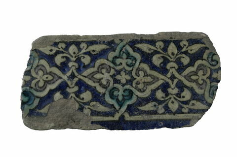 Fragment de carreau à décor végétal stylisé