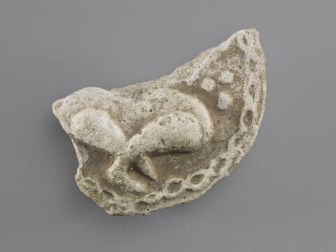 Fragment de décor au personnage assis, image 1/2