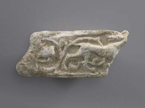 Fragment de décor architectural à l'animal passant, image 1/2