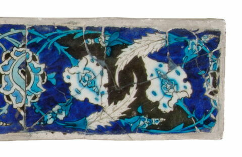 Carreau de frise aux palmettes, fleurs épanouies saz et feuilles dentelées sur fond noir et bleu, image 1/4