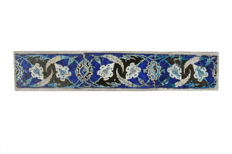 Carreau de frise aux palmettes, fleurs épanouies saz et feuilles dentelées sur fond noir et bleu, image 4/4