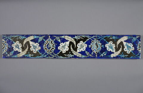 Carreau de frise aux palmettes, fleurs épanouies saz et feuilles dentelées sur fond noir et bleu, image 3/4