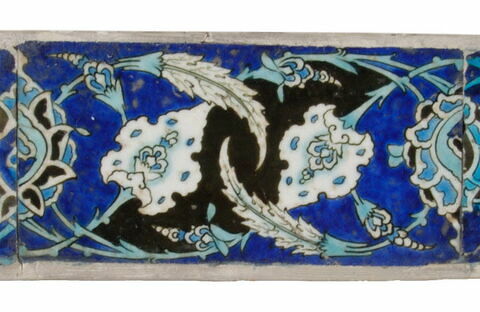 Carreau de frise aux palmettes, fleurs épanouies saz et feuilles dentelées sur fond noir et bleu, image 1/1