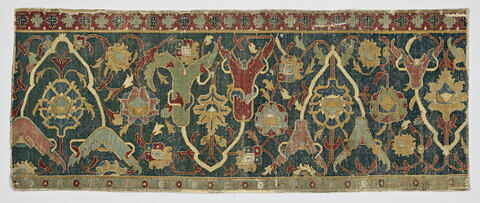 Fragment de bordure de tapis à décor de fleurons bifides et de fleurs de lotus, image 1/2
