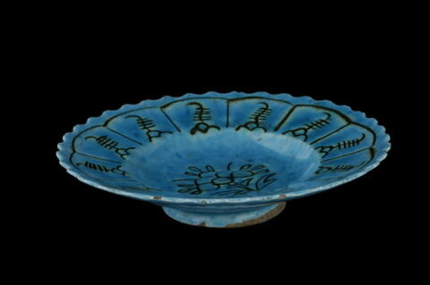 Soucoupe aux fleurs et rochers stylisés, image 1/3