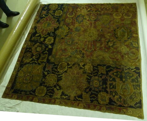 Fragment de tapis à décor d'arabesques et fleurs de lotus dit "herati"